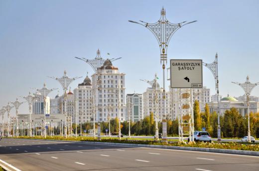 در ترکمنستان آب، برق و گاز رایگان است. این کشور چهارمین منبع بزرگ گازی دنیا را دارد